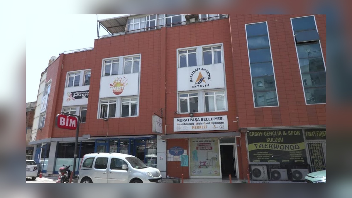 Muratpaşa'da ücretsiz makyaj kursu: 756 saatlik eğitimle sektörün aranan isimleri yetişiyor