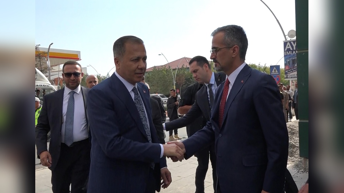 Yerlikaya Ağrı'da: Vali ve AK Partililerle görüştü