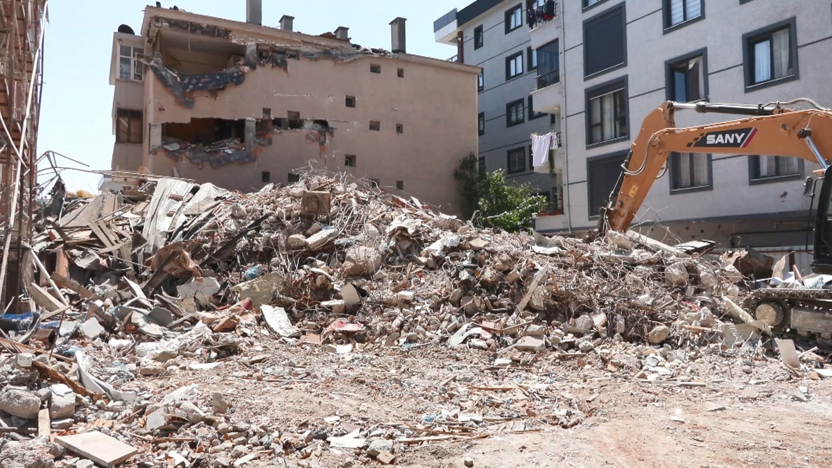 Küçükçekmece'de bina çökmesi: 4 katlı binada hasar, olası facia önlendi