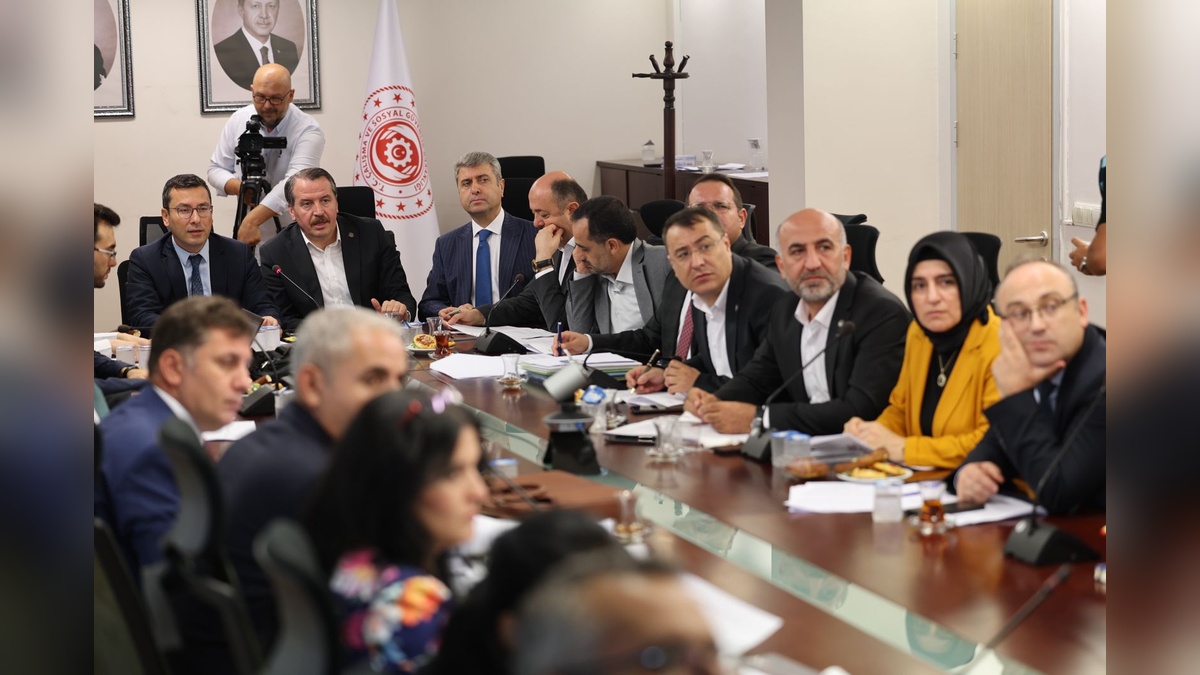 Eğitim-Bir-Sen'den toplu sözleşme ön müzakeresi: 1,5 milyon çalışanı kapsayan 93 maddelik teklif sunuldu