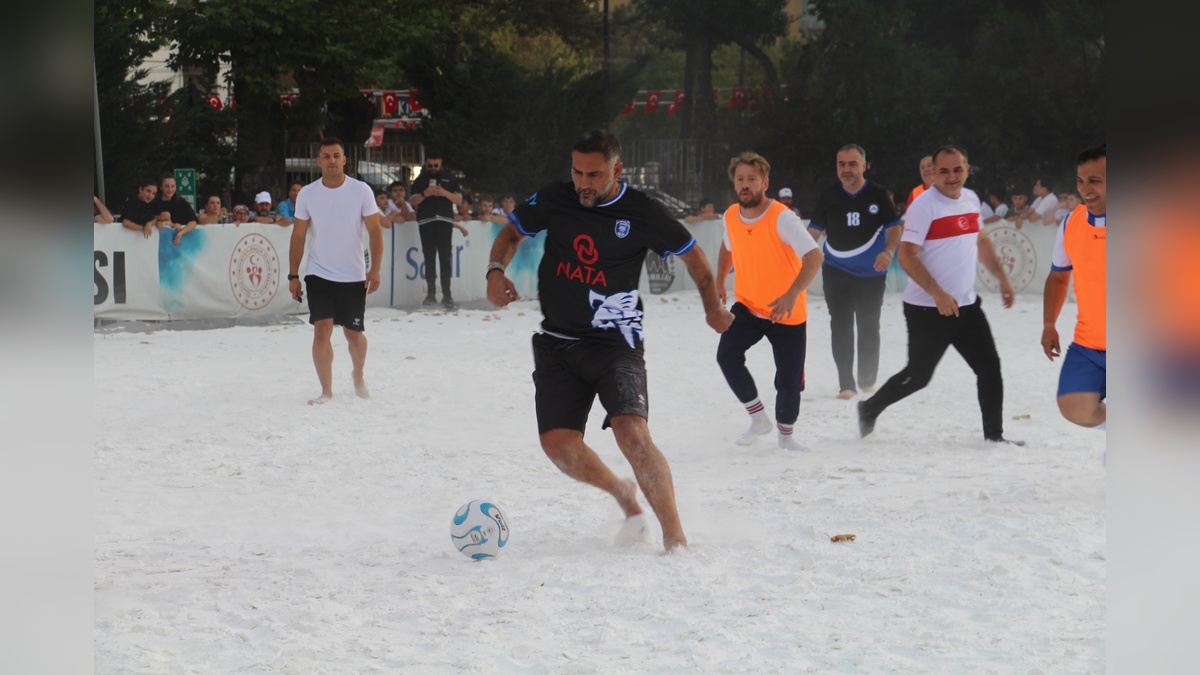 Çankırı'da tuz sahada futbol festivali başladı: Ümit Karan 2 gol attı