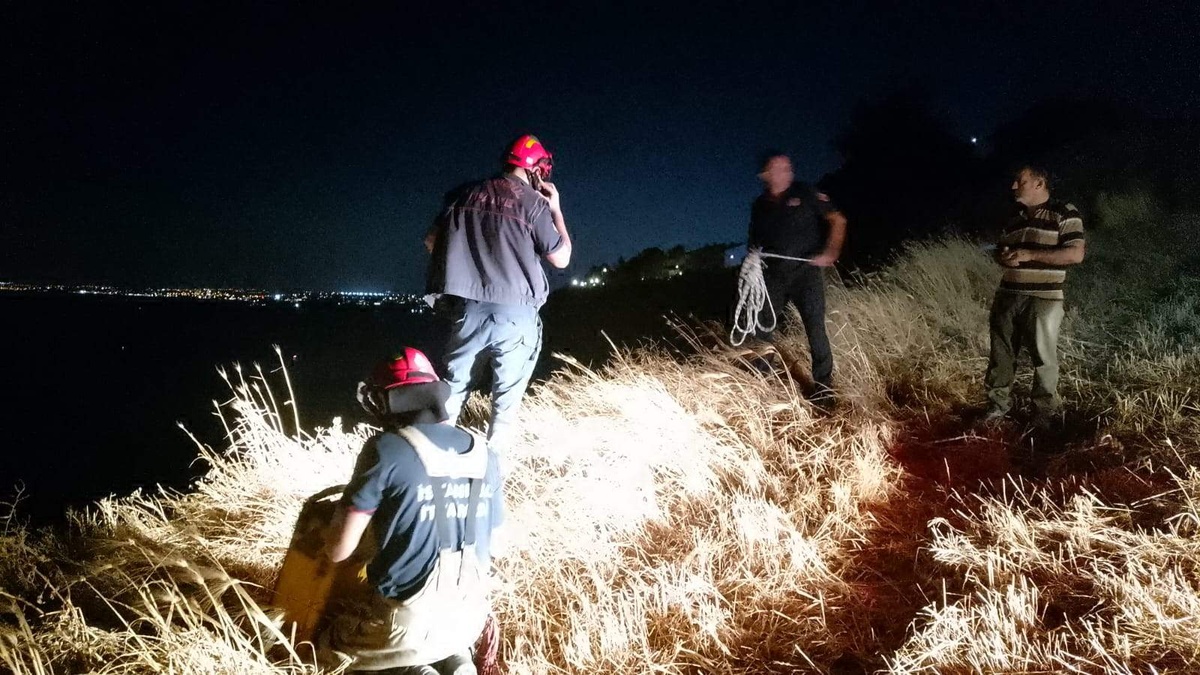 Silivri'de kayalıklarda mahsur kalan 2 kişi kurtarıldı