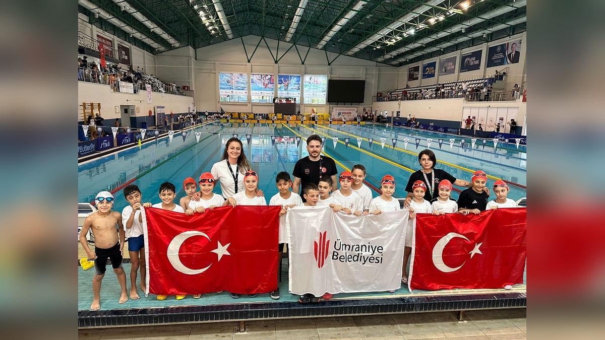 Ümraniye Belediyesi yüzücüleri İstanbul'da dereceler topladı