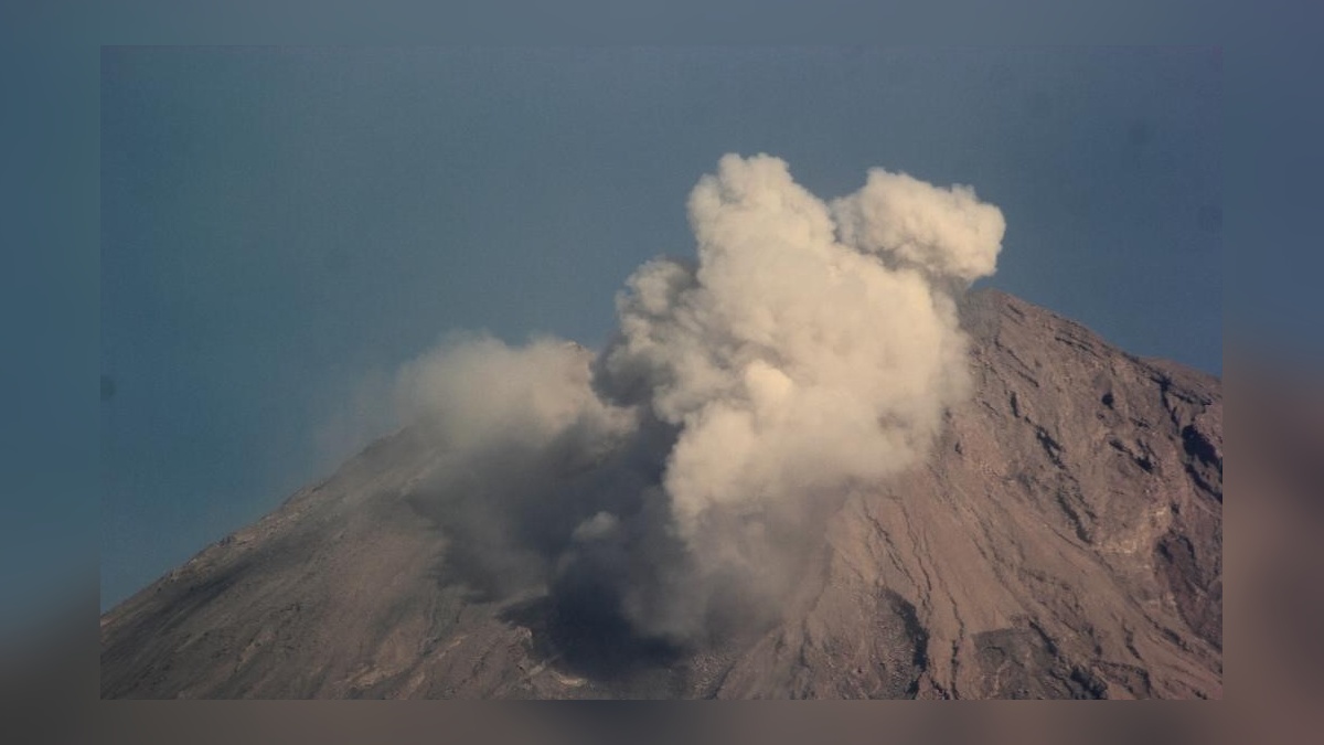 Semeru Yanardağı'nda iki patlama: Volkanik kül bulutu 600 metre yükseldi