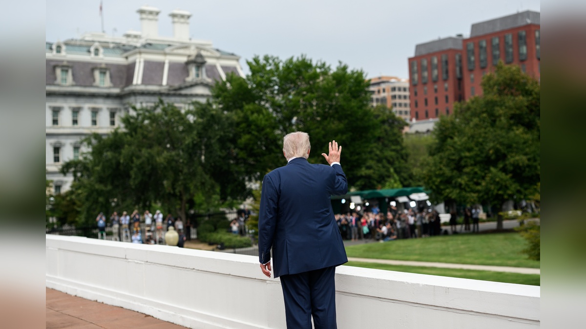Trump Beyaz Saray çatısında yürüyüş yaptı: 'Küçük bir yürüyüş yapıyorum'