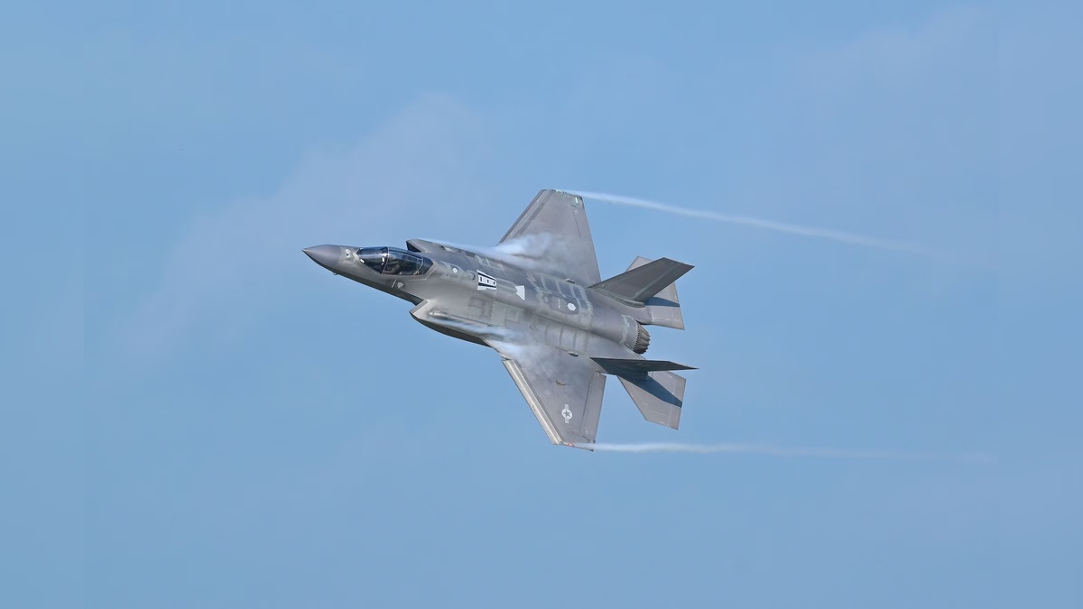 Japonya'da savaş uçağı okyanusa düştü: Pilot kurtuldu