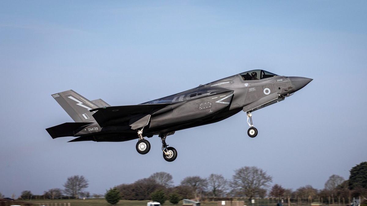 İngiltere'ye ait F-35 savaş uçağı Japonya'da acil iniş yaptı