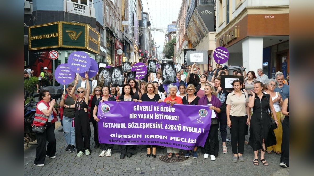 Giresun'da kadın cinayetleri protesto edildi: 'Kadınlar en çok kendi evlerinde öldürülüyor'