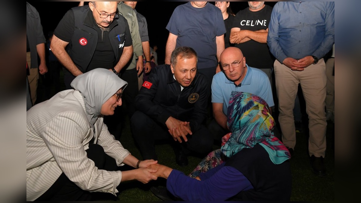 İçişleri Bakanı Yerlikaya: Sındırgı'daki depremde devletimiz tüm imkanlarıyla vatandaşlarımızın yanında