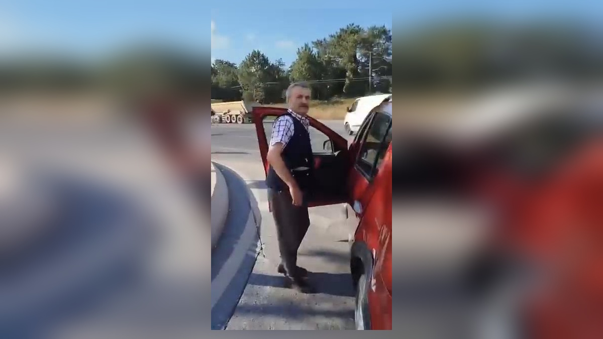 Arnavutköy'de trafik tartışması: Bıçaklı tehdit anları kamerada