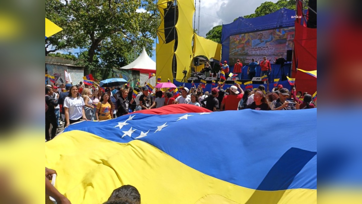 Maduro'nun yakalanmasına yönelik ödül 50 milyon dolara yükseltildi: Caracas'ta binlerce kişi ABD'ye tepki gösterdi