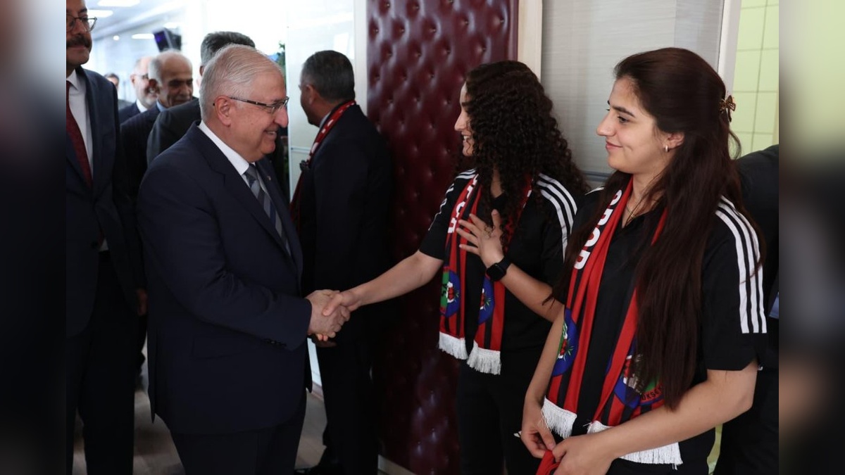 Bakan Güler, Hakkari'de Yüksekova Kadın Futbol Takımı'yla buluştu