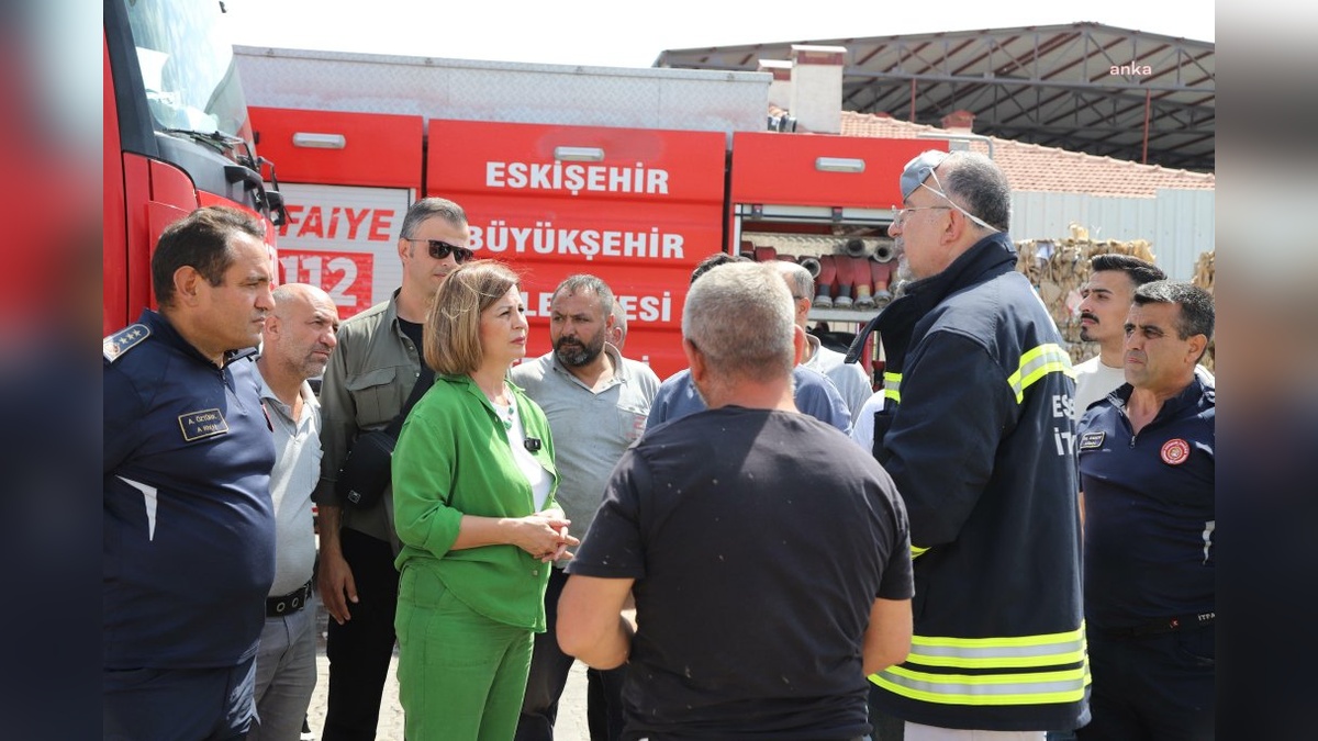 Eskişehir'de yangın: 3 iş yeri zarar gördü, Belediye Başkanı Ünlüce incelemelerde bulundu