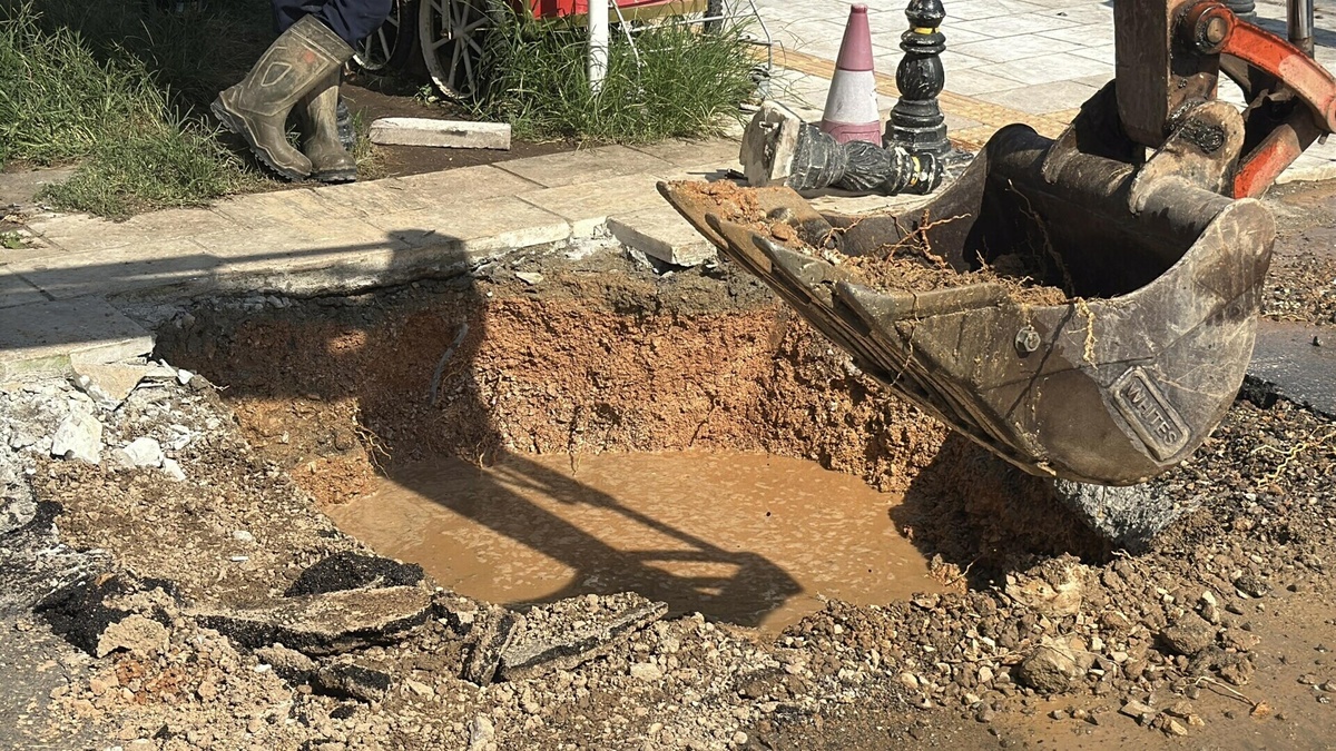 Bodrum'da isale hattı patlaması: İş yeri su altında, deniz kahverengiye döndü
