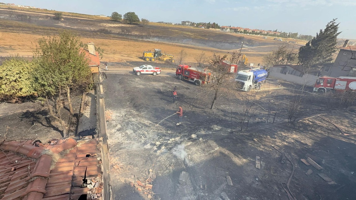 Çorlu'da otluk alanda çıkan yangın evlere sıçradı: 5 ev ve 1 anaokulu zarar gördü