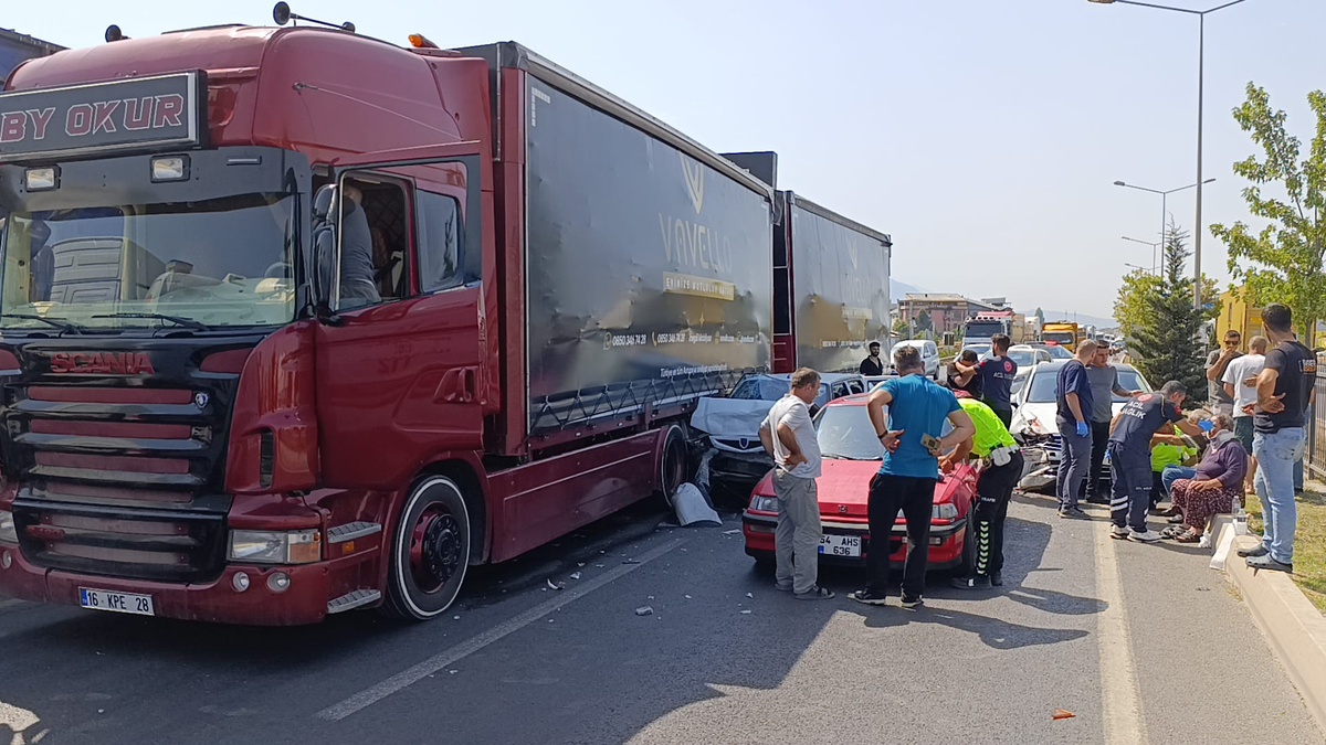 İnegöl'de zincirleme kaza: 2 yaralı