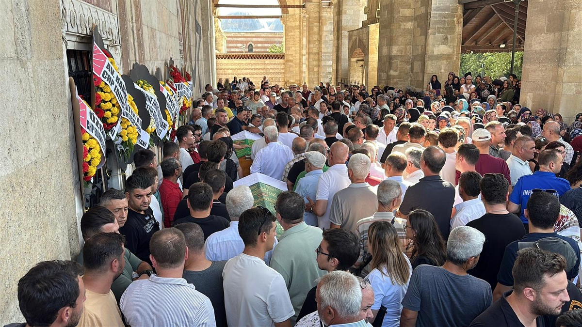 Edirne'de kaza kurbanları Evrim Oluçay ve Atakan Yılmazdere son yolculuklarına uğurlandı
