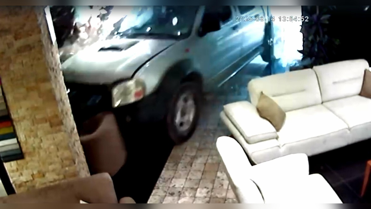 Manisa'da kamyonet mobilya mağazasına girdi: 2 yaralı