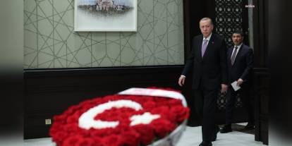 Cumhurbaşkanı Erdoğan başkanlığında Kabine Toplantısı: Bahçeli'den Türk Bayrağı Motifli Çiçek