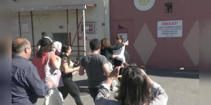 Esila Ayık, 'Diktatör Erdoğan' yazılı döviz nedeniyle tutuklandıktan sonra tahliye edildi
