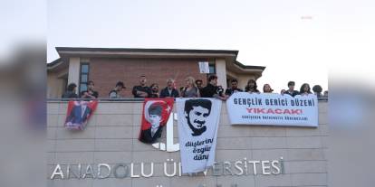 Eskişehir Anadolu Üniversitesi'nde Öğrenci Protestosu: Ali İsmail Korkmaz Pankartı ve Atatürk'e Tepki