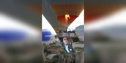 Kapadokya'da 19 Mayıs kutlaması: Sıcak hava balonları Türk bayraklarıyla havalandı