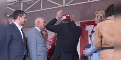 Mehmet Yurdadön, Özgür Özel'e Türk bayraklı şapkasını hediye etti