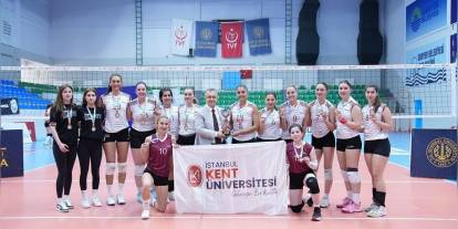 İstanbul Kent Üniversitesi voleybol takımı şampiyon oldu