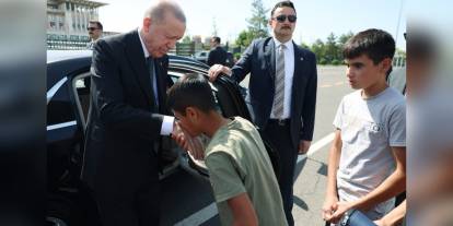 Erdoğan, Adıyaman'dan gelen çocuklarla 15 Temmuz Şehitler Anıtı'nda buluştu