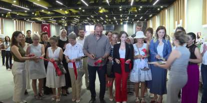 Konyaaltı'nda yıl sonu sanat sergisi açıldı: Başkan Kotan'dan kursiyerlere övgü
