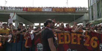 Galatasaray, Göztepe maçı için İzmir'de: Taraftarlar coşkulu karşılama yaptı