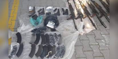 Sakarya'da polis memuruna ait araçta çok sayıda silah ele geçirildi