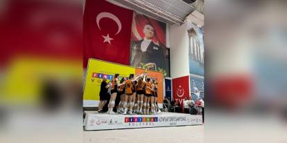 Eczacıbaşı, İzmir'de düzenlenen Festival Voleybol Şampiyonası'nda şampiyon