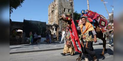 Antalya'da Uluslararası Yörük Türkmen Festivali: Funda Arar ve Kıraç sahnede