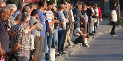 İzmir'de 23 bin işçi grevde: Otobüs duraklarında yoğunluk