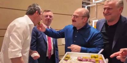 AKP'li Mustafa Varank'ın Ali Koç'a baklava yedirdiği görüntülerle ilgili "komik" iddia