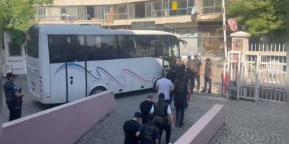 İzmir merkezli FETÖ operasyonu: 34 şüpheli adliyeye sevk edildi