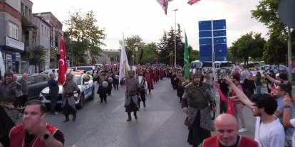 İstanbul, fethin 572. yılında kutlandı: İmamoğlu'nun yokluğunda yürüyüş ve SOLOTÜRK gösterisi