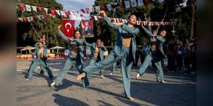 Bornova'da Uluslararası Halk Dansları Festivali başladı: 758 dansçı halayın ritmini Bornova'ya taşıdı