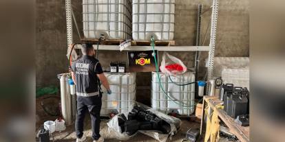 İzmir'de 4,3 ton etil alkol ve sahte içki malzemesi ele geçirildi: 3 şüpheli tutuklandı