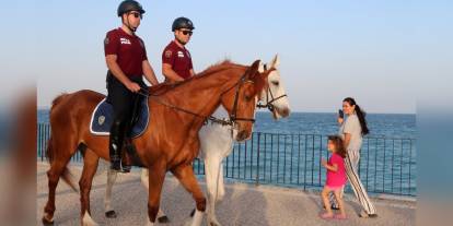 Antalya sahillerinde atlı polis devriyesi: Turistlerden yoğun ilgi