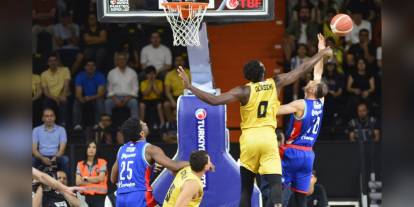 Anadolu Efes, Mersin Spor'u yenerek yarı finale yükseldi