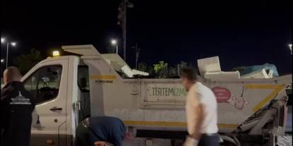 İzmir'de grev nedeniyle biriken çöpleri belediye başkanı topladı: DİSK Genel-İş ile tartışma