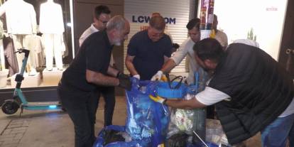 İzmir'de grev nedeniyle biriken çöpleri belediye başkanı topladı: 'Gece rahat uyudum'