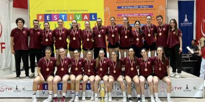 Karşıyaka, yıldız kızlar voleybolunda Türkiye üçüncüsü oldu