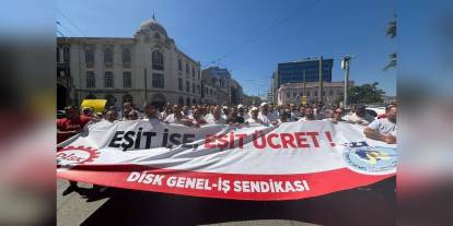 İzmir Büyükşehir Belediyesi grevi 5. güne girdi: İşçiler, 'Eşit işe eşit ücret' talebiyle meydanda