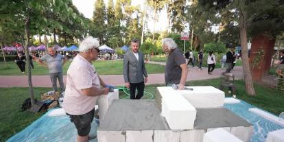 Buca'da Edip Akbayram Etüt Merkezi'ne 'Her şey çok güzel olacak' heykeli