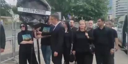 İsrail Başkonsolosluğu önünde siyah çelenk protestosu
