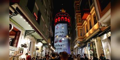 Kızılay'ın 157. yılı için simgesel yapılar kırmızıya büründü