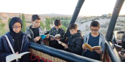 Kapadokya'da balonla kitap okuma etkinliği